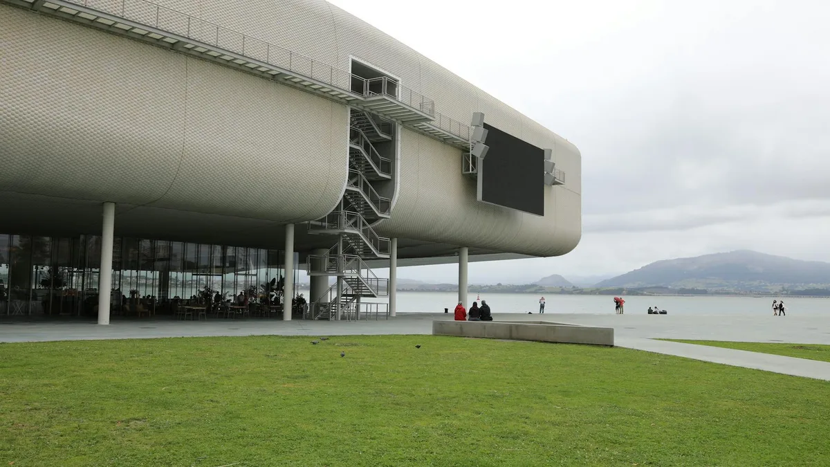 Literatura española contemporánea: 8 autores que deberías conocer